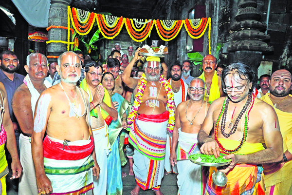 తొలి విడత చందనం అరగదీత ప్రారంభం1