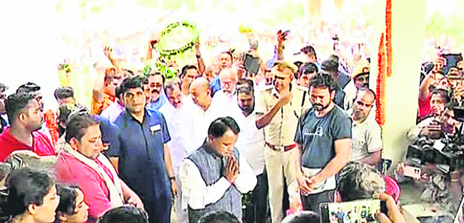 స్వగ్రామంలో ప్రశాంత్ శతపతి అంత్యక్రియలు 3
