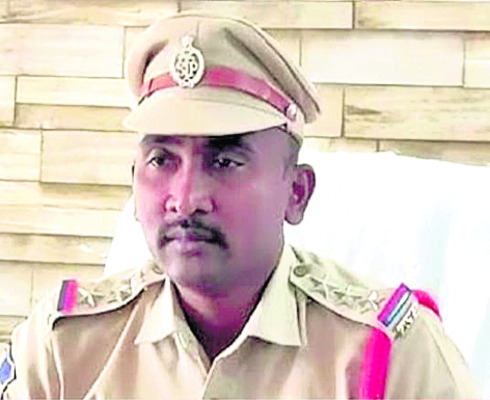రోడ్డు దాటడం కష్టమైతంది
1