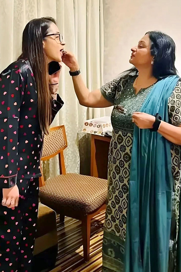 Have you seen Trisha mother? She Pretty than her! Photos14