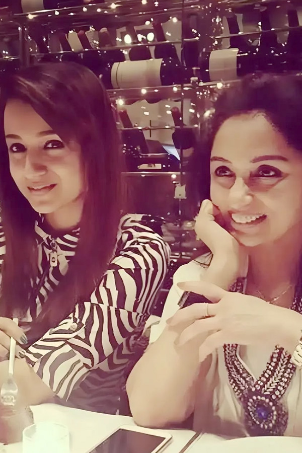 Have you seen Trisha mother? She Pretty than her! Photos4