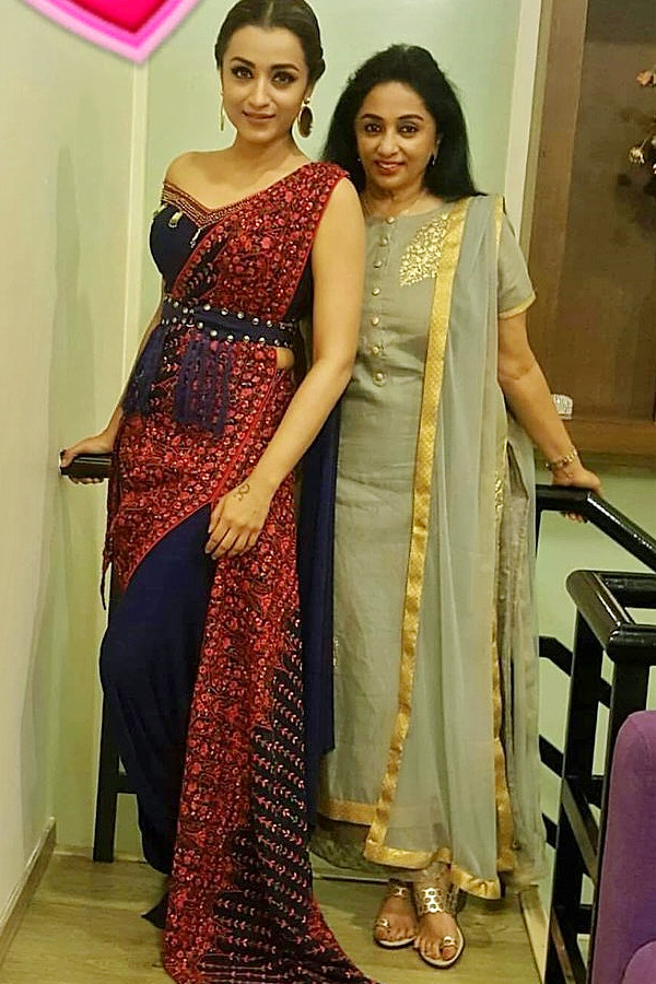 Have you seen Trisha mother? She Pretty than her! Photos6