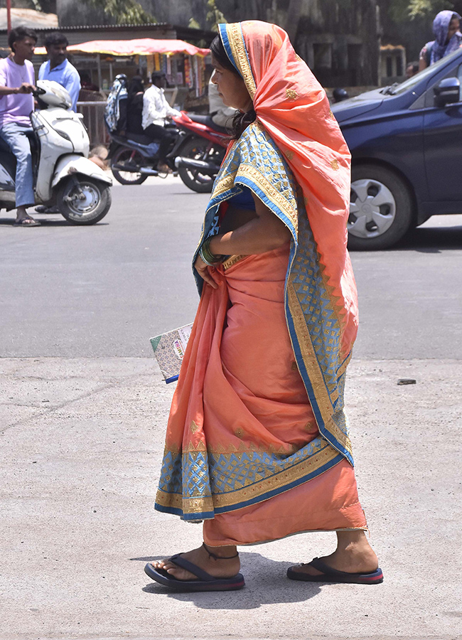 Rise in day temperatures in telugu state photos25