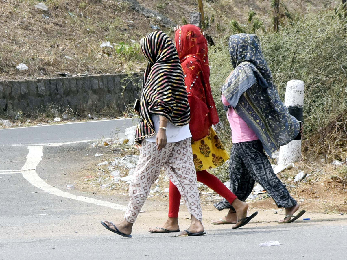 Rise in day temperatures in telugu state photos3