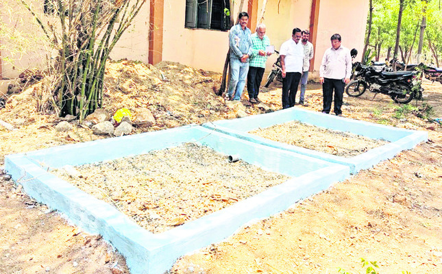 లక్ష్యం మేరకు  ఉపాధి పనులు చేపట్టాలి 
1