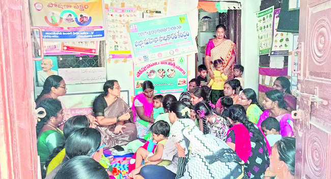 ఉక్కపోత.. చిన్నారుల వెత! 1