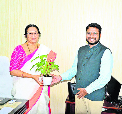 జిల్లా ప్రధాన న్యాయమూర్తిని కలిసిన కలెక్టర్1