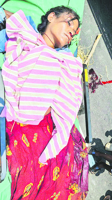 లారీ ఢీకొని గుర్తు తెలియని  మహిళ మృతి 1