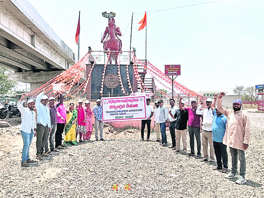 ఇందిరమ్మ ఇళ్ల కోసం రాస్తారోకో1