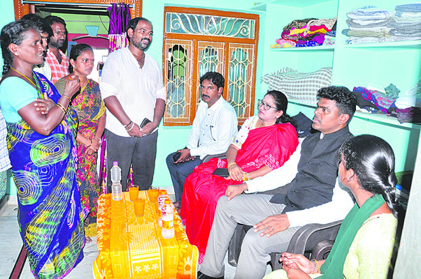 విద్యార్థినులకు కలెక్టర్ భరోసా 1