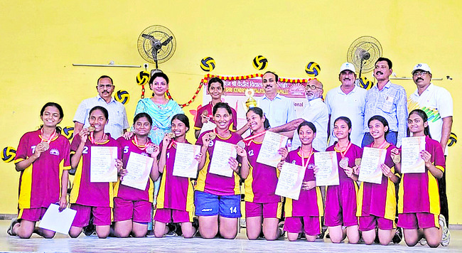 బాలికల వాలీబాల్ పోటీల విజేత వాల్తేరు 1