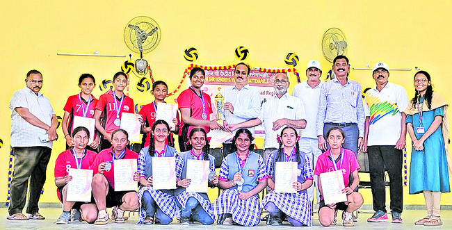 బాలికల వాలీబాల్ పోటీల విజేత వాల్తేరు 1