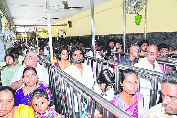 ఇంద్రకీలాద్రిపై భక్తుల రద్దీ 1