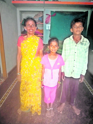 కుటుంబం వీధిన పడింది 
1