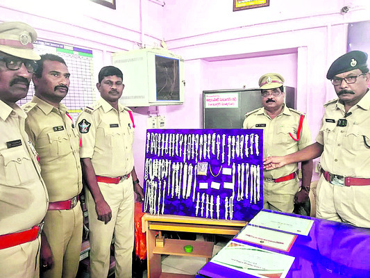 చోరీ కేసులో నిందితుల అరెస్ట్ 1