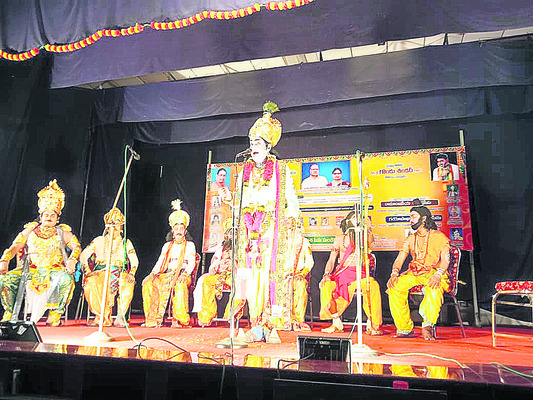 అలరించిన పౌరాణిక ప్రదర్శనలు 1