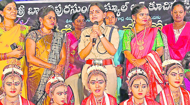 న్యాయమూర్తులకు అభినందనల వెల్లువ
3