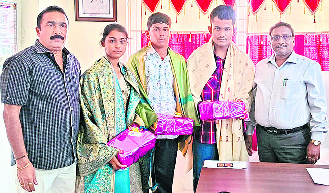 పదిలో ‘దివ్యమైన’ మెరుపులు 
1