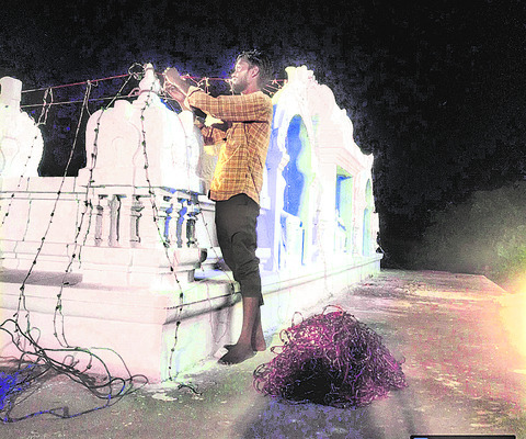 సత్యదేవుని కల్యాణానికి చురుగ్గా ఏర్పాట్లు2