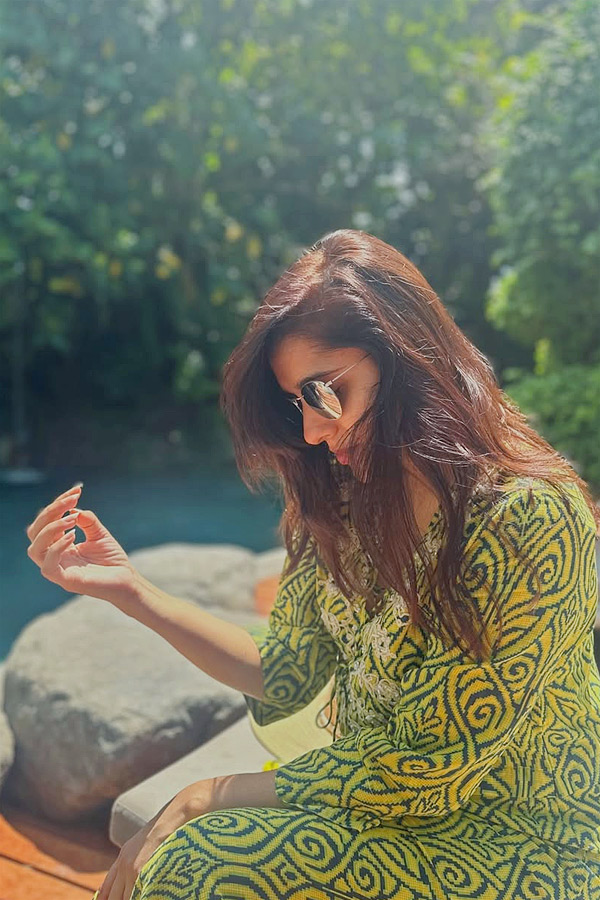 Anchor Rashmi Gautam Enjoys Bali Vacation After Surgery Photos VIral15