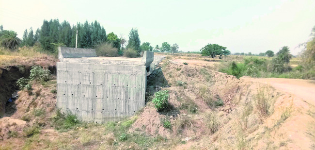 నిధులు సరిపోక నిలిచిన పనులు1