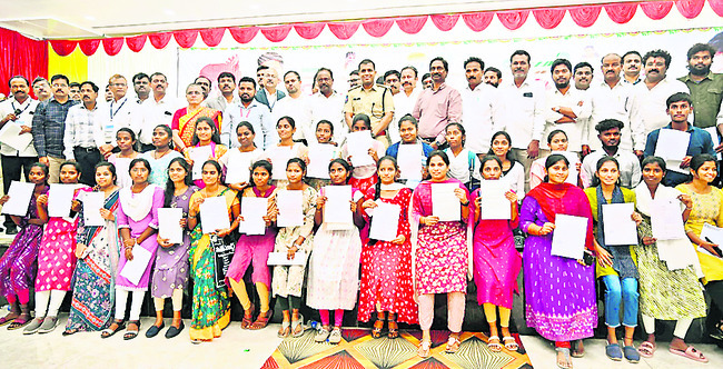 నిరుద్యోగ సమస్యను రూపుమాపుతాం2