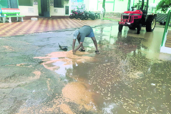 అకాల వర్షం.. ఆగమాగం2