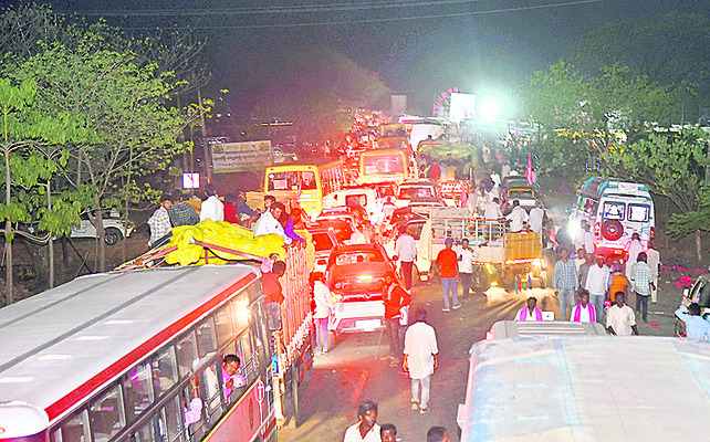 తరలివచ్చిన జన ప్రవాహం..కిక్కిరిసిన సభా ప్రాంగణం7