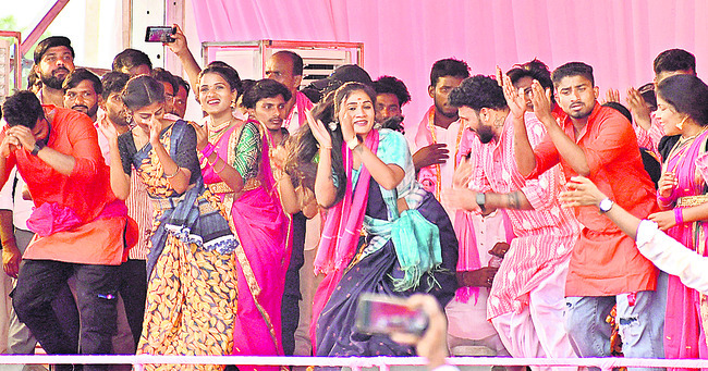 తరలివచ్చిన జన ప్రవాహం..కిక్కిరిసిన సభా ప్రాంగణం4