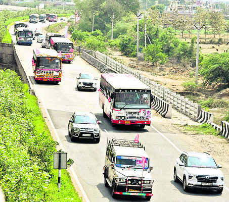 గులాబీ వాహనాల జాతర1