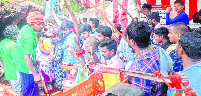 వైఎస్సార్‌ విగ్రహం ధ్వంసం 
1