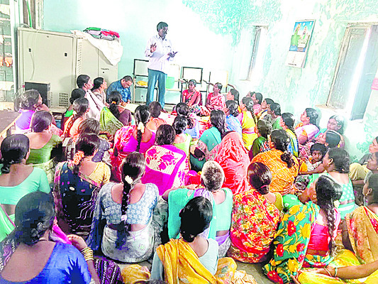 చతికిలపడ్డ మహిళా సంఘాలు 1