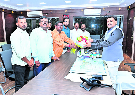 శ్రీశైలంలో భక్తుల సందడి 2