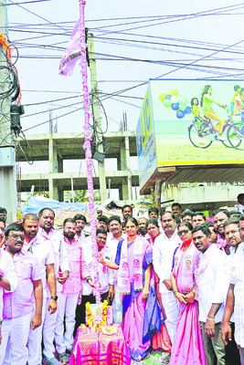 కదం తొక్కిన గులాబీ దండు 1