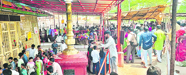 వన దుర్గకు పోటెత్తిన భక్తులు  1