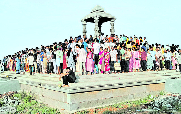 గండాలయ స్వామి  కొండకు పోటెత్తిన భక్తులు 
3