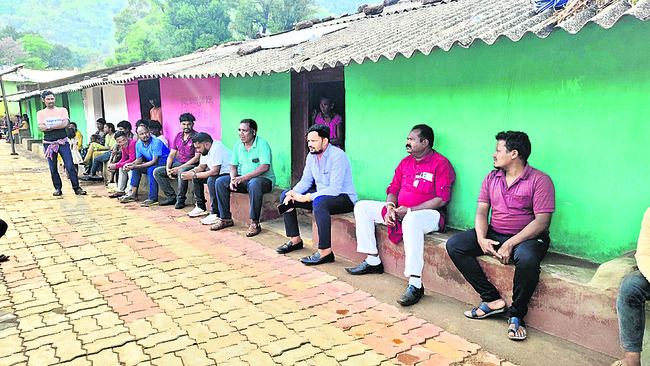 కొండలెక్కి.. వాగులు దాటి1