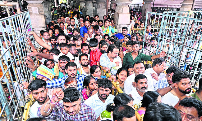 శ్రీశైలంలో భక్తుల సందడి 1