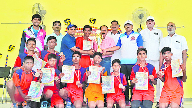 బాలుర వాలీబాల్ పోటీల విజేత సత్తెనపల్లి 1