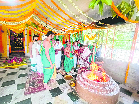 దుర్గామాతలకు  ఘనంగా హోమాలు 1