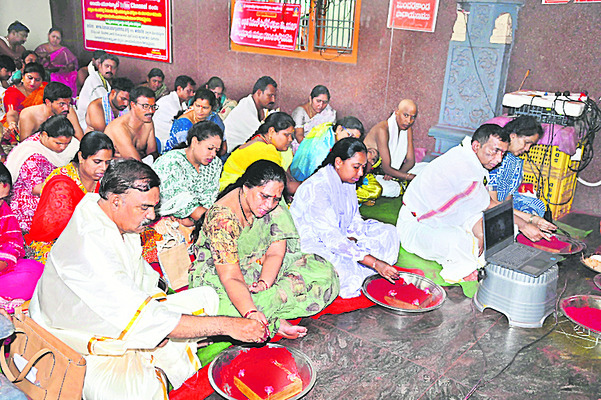 ఇంద్రగిరిపై భక్తజన కోలాహలం1