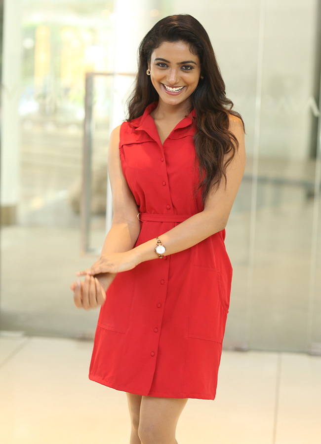 Actress Roopa Koduvayur At Sarangapani Jathakam Movie Photos2
