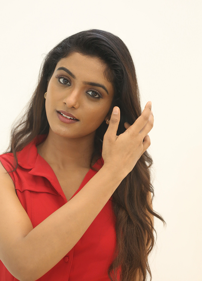 Actress Roopa Koduvayur At Sarangapani Jathakam Movie Photos14
