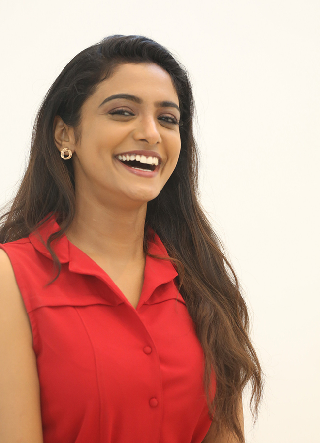Actress Roopa Koduvayur At Sarangapani Jathakam Movie Photos8