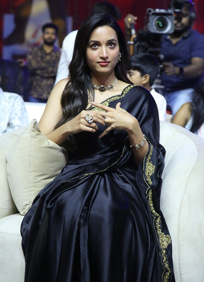 Actress Srinidhi Shetty Cute Expression Photos15