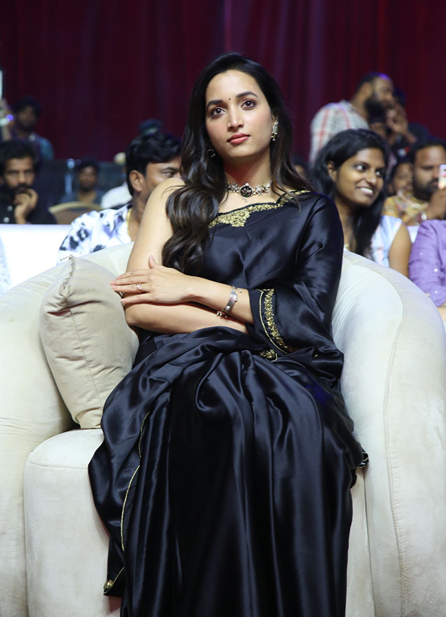 Actress Srinidhi Shetty Cute Expression Photos4