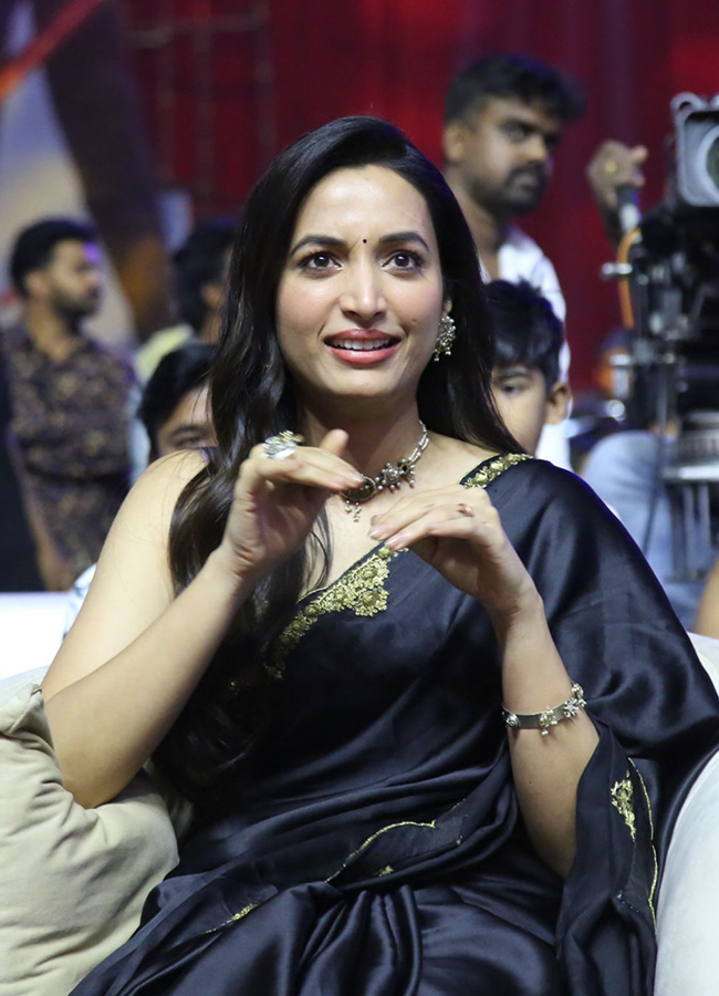 Actress Srinidhi Shetty Cute Expression Photos9
