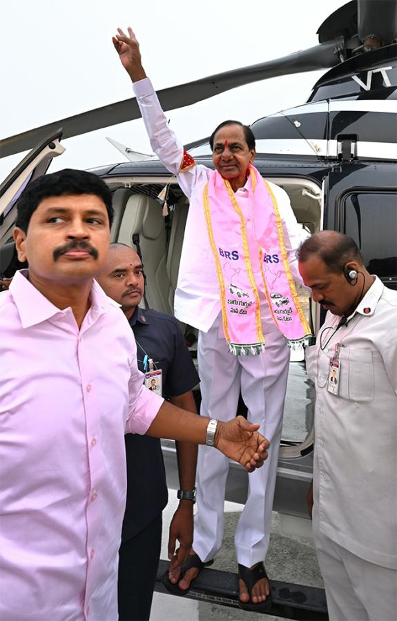 KCR Fire On BRS Public In Rajathotsavam Photos15