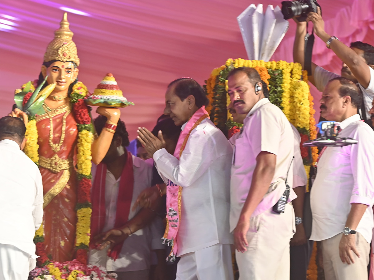 KCR Fire On BRS Public In Rajathotsavam Photos17