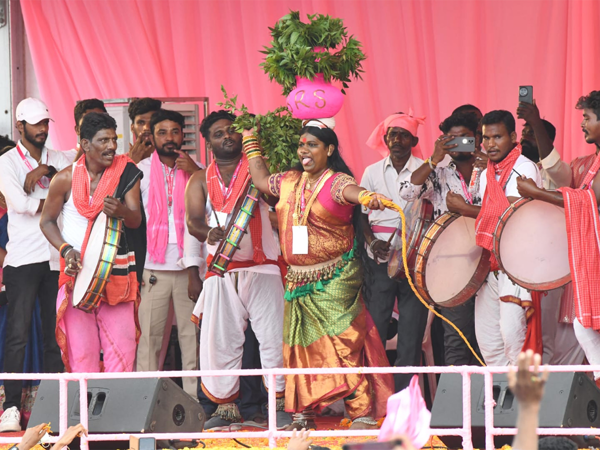 KCR Fire On BRS Public In Rajathotsavam Photos19